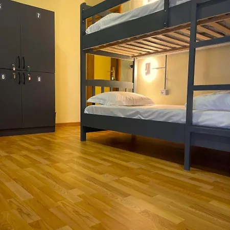 Mandarine Hostel Tiran